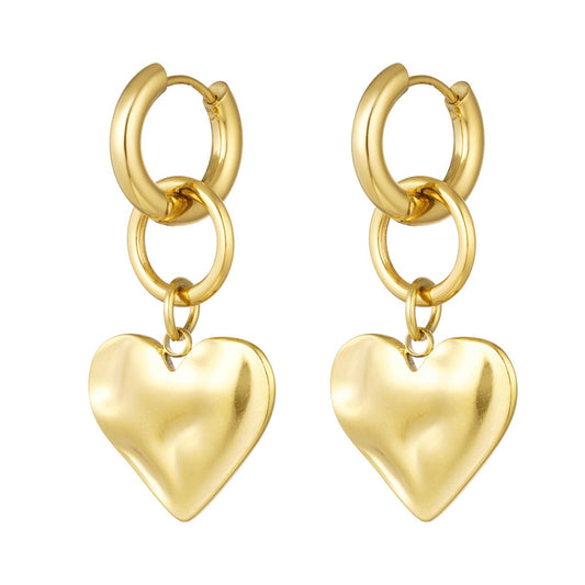 Chunky heart charm oorbellen goud